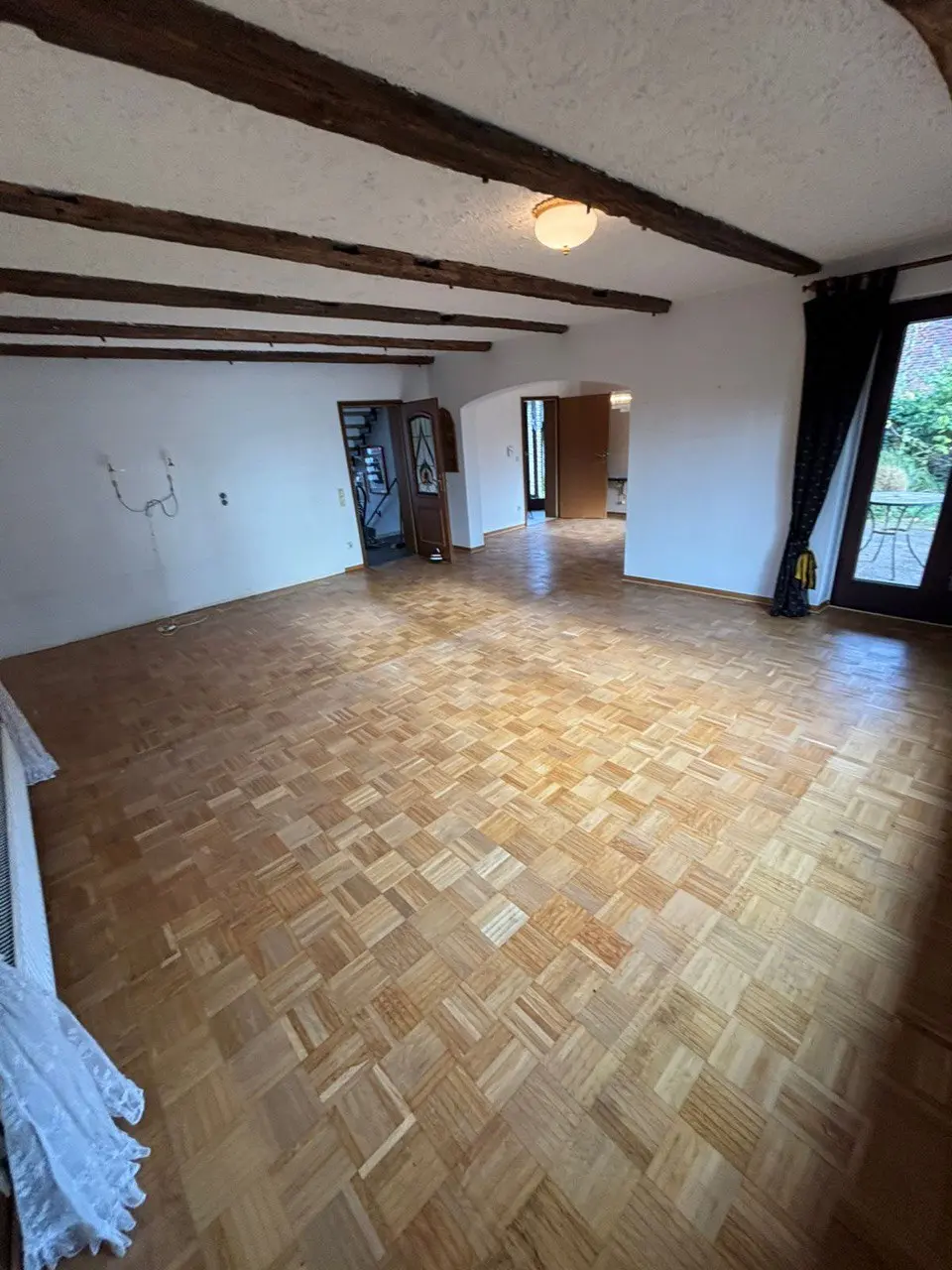 Leerer Raum mit Holzbalkendecke nach der Räumung