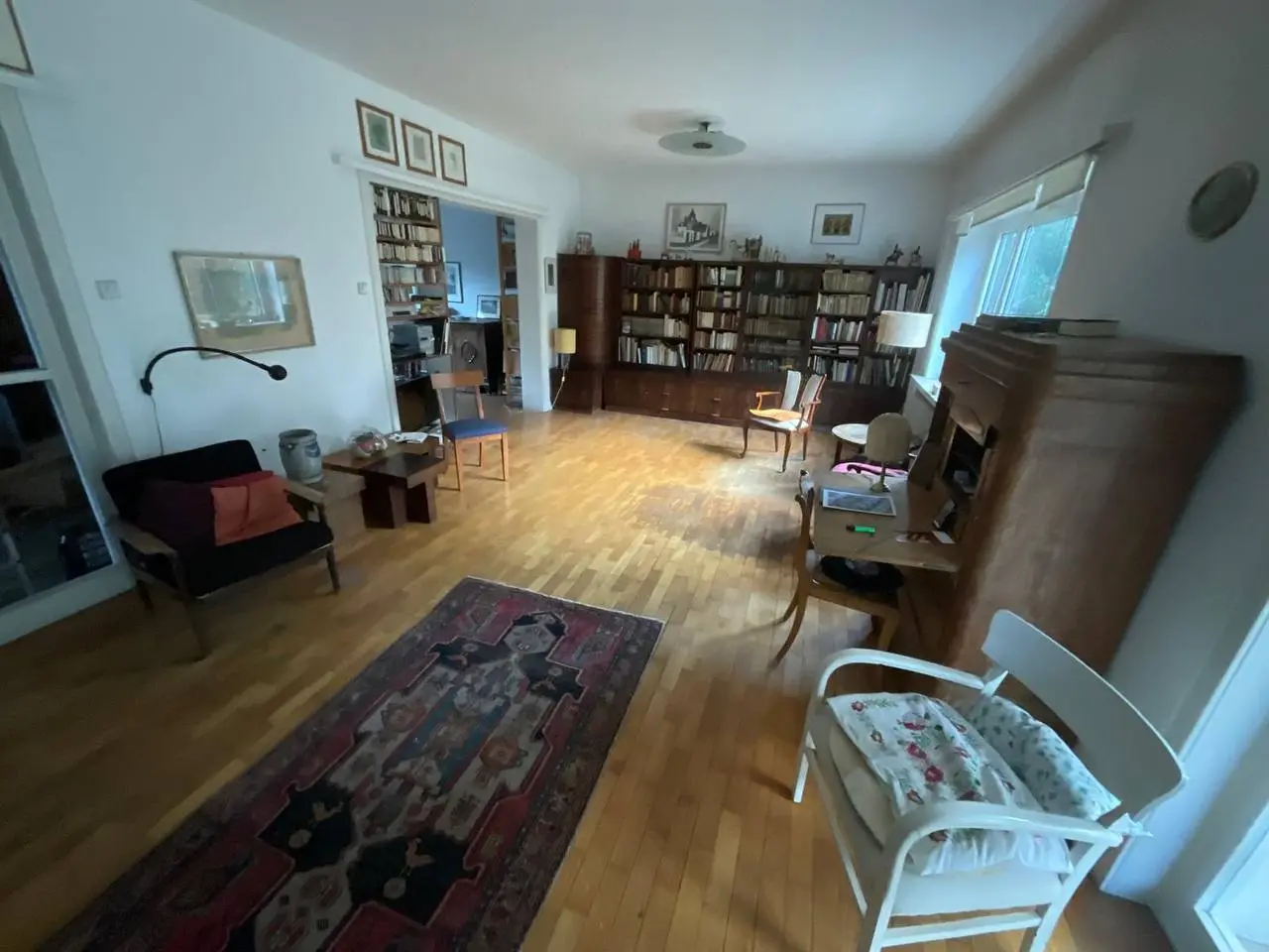 Wohnzimmer mit Bücherregalen und Sesseln, in dem Möbel ausgewählt werden