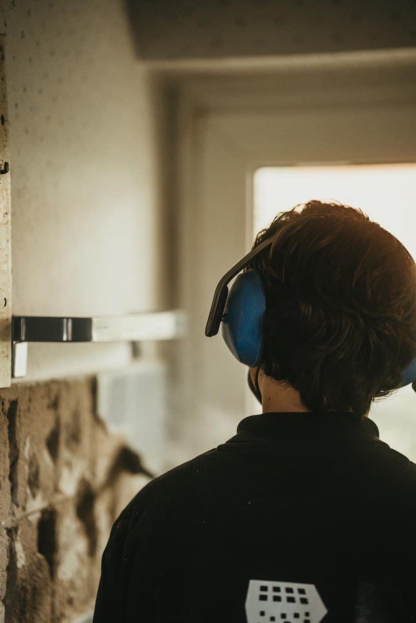 Mitarbeiter mit Gehörschutz bei der Arbeit