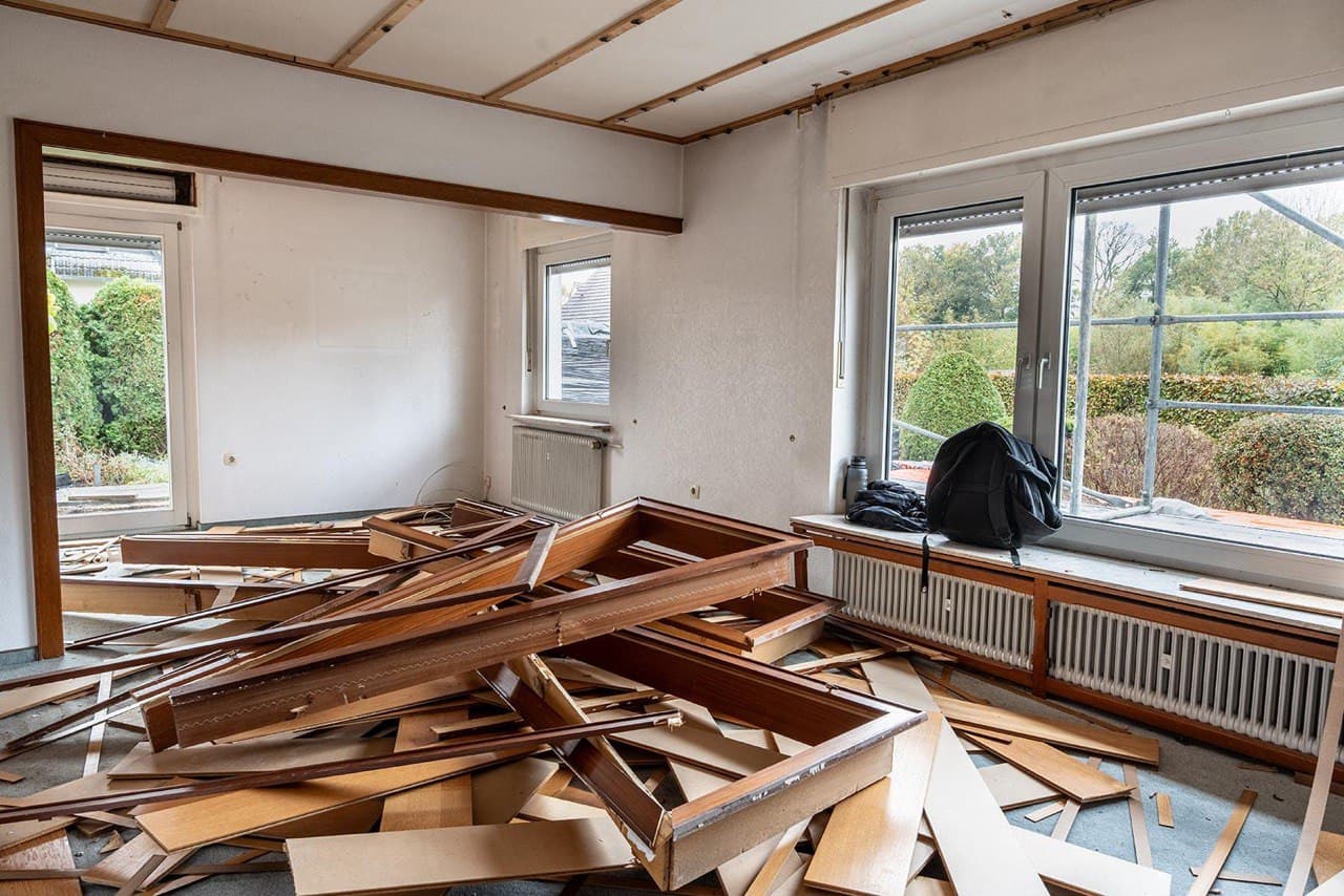 Wohnungsrückbau mit Holzresten