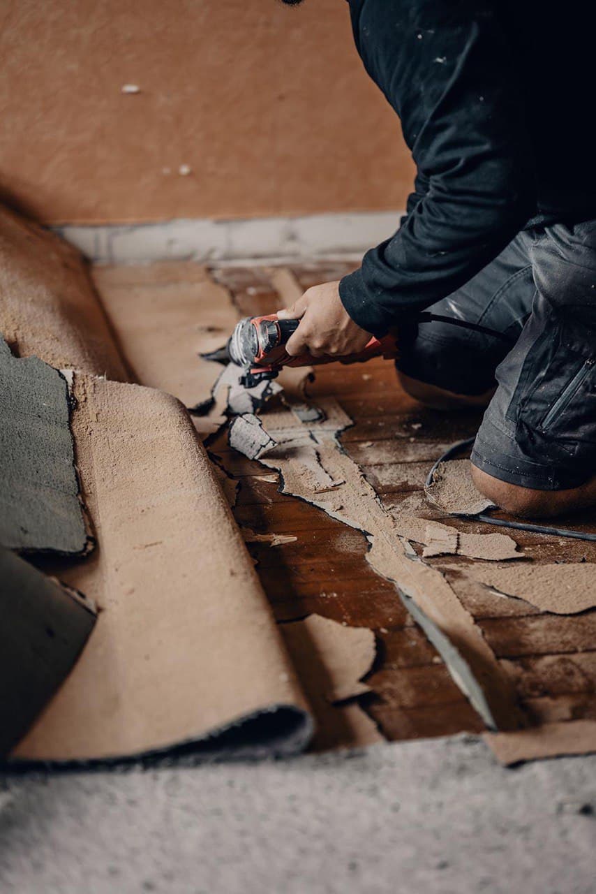 Bodenbelag lösen mit Werkzeug