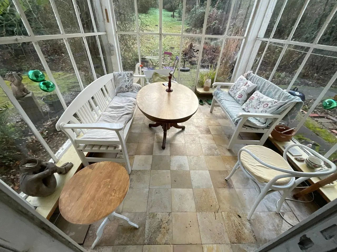 Wintergarten mit Gartenmöbeln, Tischen und Bänken vor der Räumung