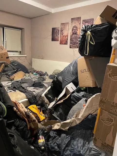 Zimmer mit Säcken und Hausrat vor einer Wohnungsentrümpelung